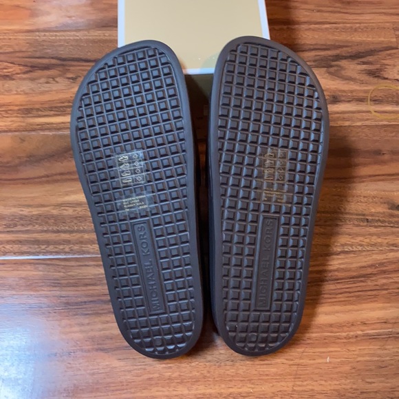 Michael Kors Gilmore Slide - Picture 4 of 5